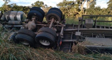 Carreta tomba às margens da BR-365 em Patos de Minas  