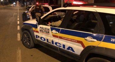 Polícia Militar acaba com aglomeração de 300 pessoas na Avenida Marabá  em Patos de Minas