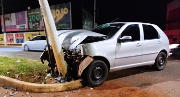 Carro bate contra o poste do Olho Vivo em Patos de Minas 