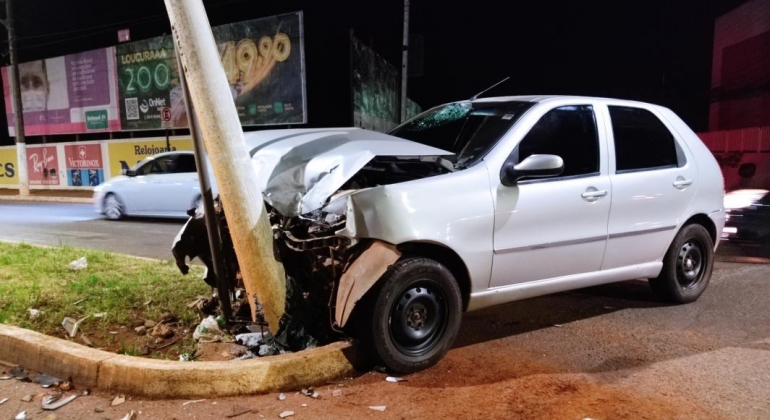 Carro bate contra o poste do Olho Vivo em Patos de Minas 