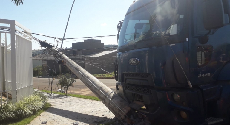 Motorista bate caminhão contra poste de energia após passar mal em Patos de Minas