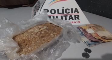 Homem é preso com um quilo de crack na cintura em Patos de Minas