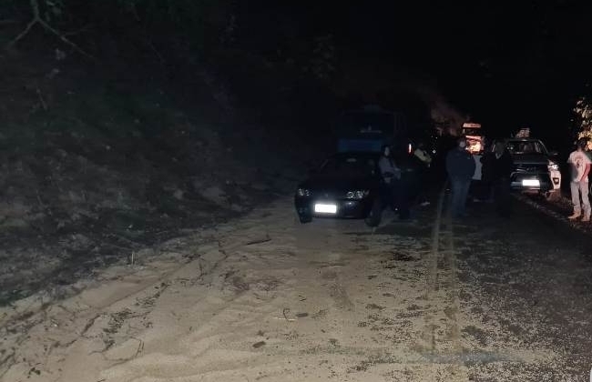 Motorista tomba carreta carregada com 30 toneladas de soja na MG-188, em Coromandel