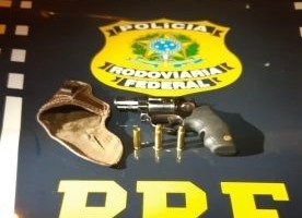 PRF localiza arma com motorista durante abordagem de carro em Patos de Minas