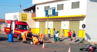 Motociclista é atingida por pick up que avançou parada obrigatória no Bairro Caramuru