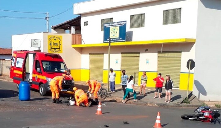 Motociclista é atingida por pick up que avançou parada obrigatória no Bairro Caramuru