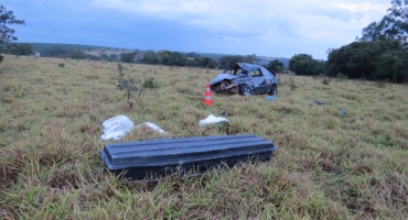 Motorista de Carmo do Paranaíba morre e passageira fica gravemente ferida em capotamento na MG-230