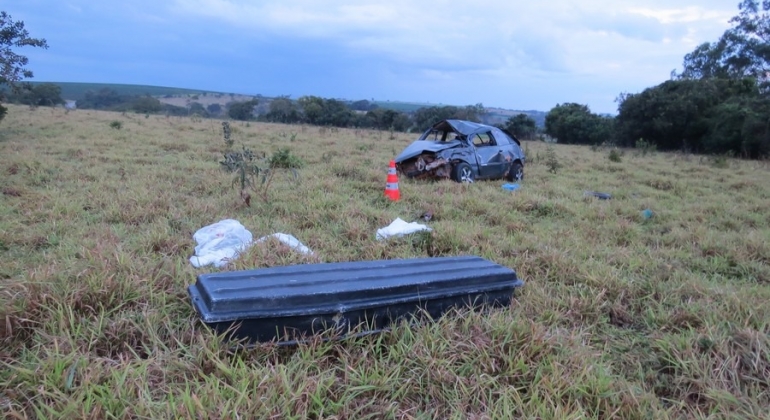 Motorista de Carmo do Paranaíba morre e passageira fica gravemente ferida em capotamento na MG-230