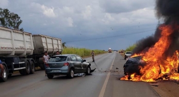 Veículo pega fogo após colisão frontal na BR-354 no município de São Gotardo 