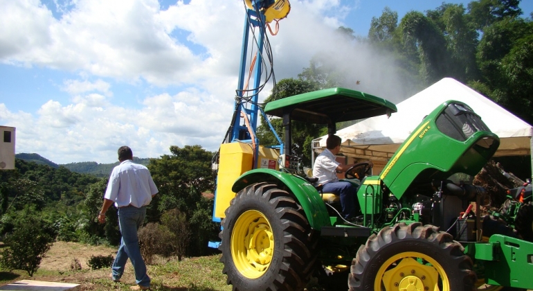 Cemig alerta para os cuidados com a utilização de máquinas agrícolas em zonas rurais