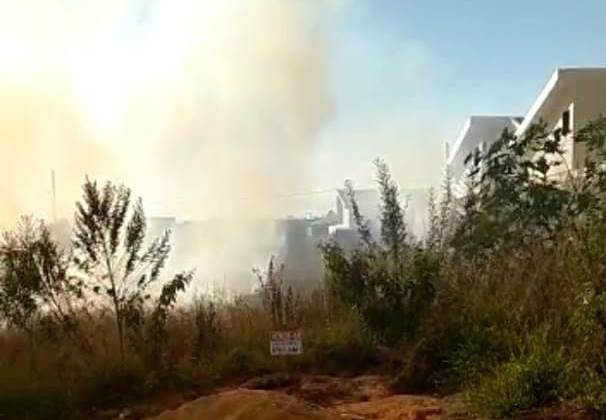 Moradores do Bairro Planalto 2 em Lagoa Formosa reclamam das queimadas clandestinas em loteamento 