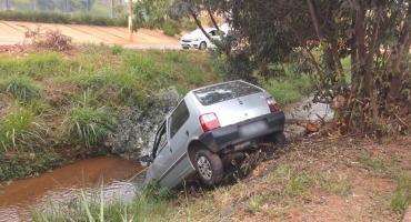 Veículo cai em córrego do Monjolo após colisão contra árvore