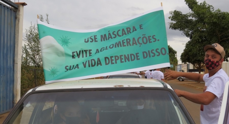 Carmenses participam de carreata de conscientização e homenagem às vítimas da COVID-19