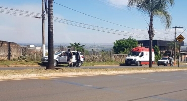 Mulher embriagada perde controle e bate em poste na Avenida Marabá em Patos de Minas