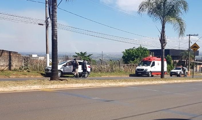 Mulher embriagada perde controle e bate em poste na Avenida Marabá em Patos de Minas