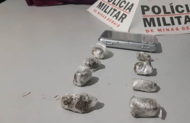 Após denúncias Polícia Militar de Patos de Minas localiza maconha e prende rapaz de 20 anos suspeito de tráfico