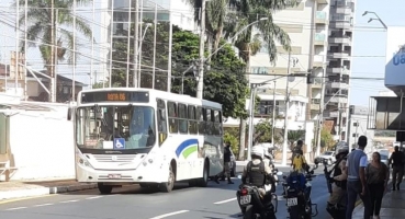 Idoso ameaça motorista de ônibus e agride passageiro no centro de Patos de Minas