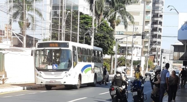 Idoso ameaça motorista de ônibus e agride passageiro no centro de Patos de Minas