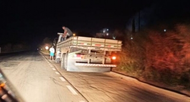 Motorista bate caminhão em animal na pista em Patos de Minas