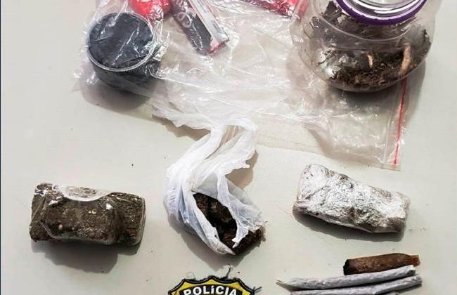 PRF prende homem com cigarros e buchas de maconha na BR-365 em Patos de Minas