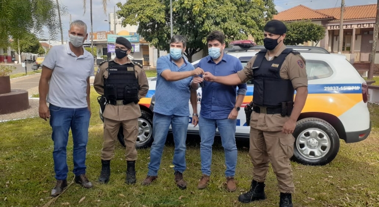 Deputado federal Zé Vítor e prefeito de Carmo do Paranaíba entregam viatura para a Polícia Militar