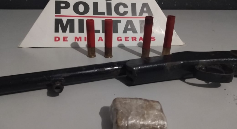 Espingarda, munições e droga são apreendidas pela Polícia Militar de Patos de Minas durante abordagem à veículo Espingarda, munições e droga são apreendidas pela Polícia Militar de Patos de Minas durante abordagem à veículo
