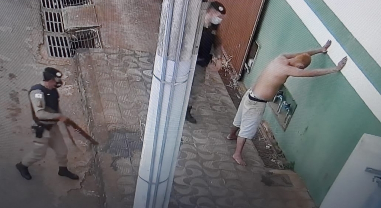 Carmo do Paranaíba: Homem é detido após tentar mostrar órgão genital para mulher e urinar em via pública Carmo do Paranaíba: Homem é detido após tentar mostrar órgão genital para mulher e urinar em via pública