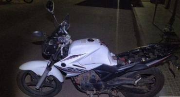 Motociclista inabilitado avança parada obrigatória, bate em carro e fica ferido em Patos de Minas