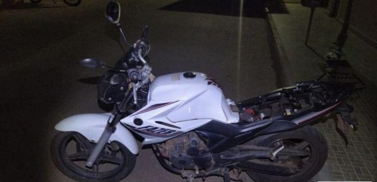 Motociclista inabilitado avança parada obrigatória, bate em carro e fica ferido em Patos de Minas