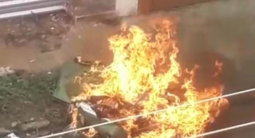 Vídeo mostra momento em que homem incendeia contêiner de coleta seletiva em Patos de Minas