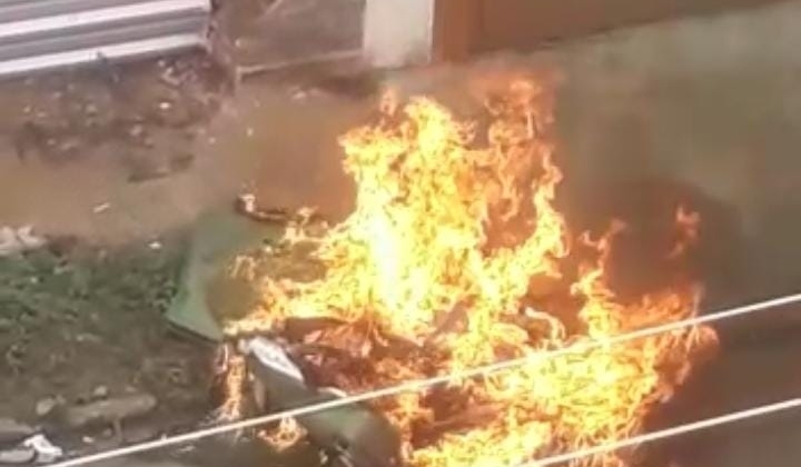 Vídeo mostra momento em que homem incendeia contêiner de coleta seletiva em Patos de Minas