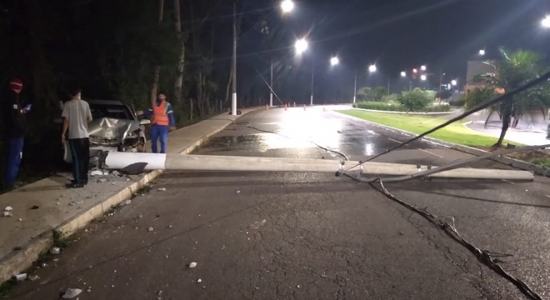 Após perder controle direcional homem derruba poste de iluminação em Patos de Minas Após perder controle direcional homem derruba poste de iluminação em Patos de Minas