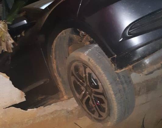 Carmo do Paranaíba: automóvel sofre colisão; condutora desce para ver avarias e acaba atingida pela porta do próprio veículo Carmo do Paranaíba: automóvel sofre colisão; condutora desce para ver avarias e acaba atingida pela porta do próprio veículo