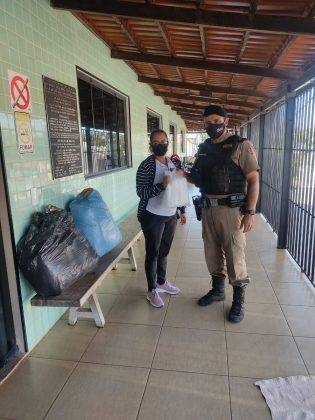 Policia Militar entrega aproximadamente 2 mil máscara à população de presidente Olegário