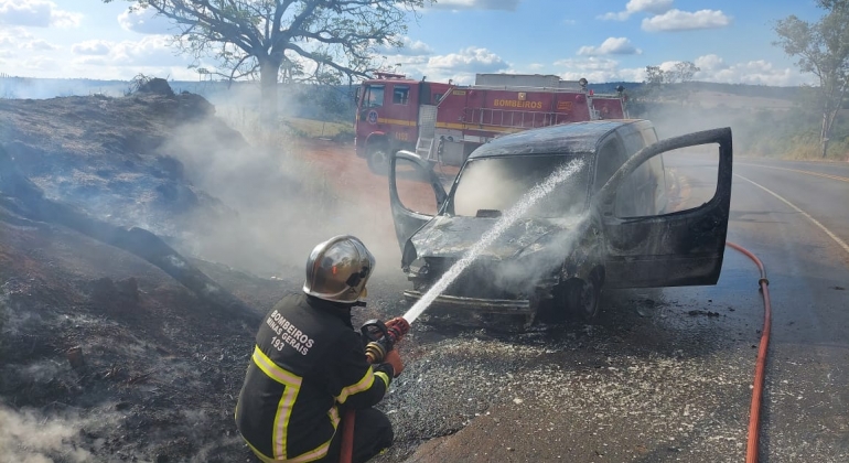 Automóvel pega fogo na MGC-354 ente Patos de Minas e Presidente Olegário