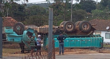 Caminhão carregado com areia  sofre problemas mecânicos e tomba no Distrito de Ponte; no município de Presidente Olegário