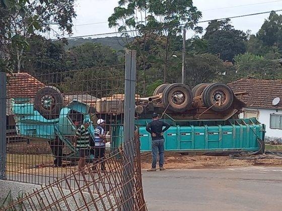 Caminhão carregado com areia  sofre problemas mecânicos e tomba no Distrito de Ponte; no município de Presidente Olegário