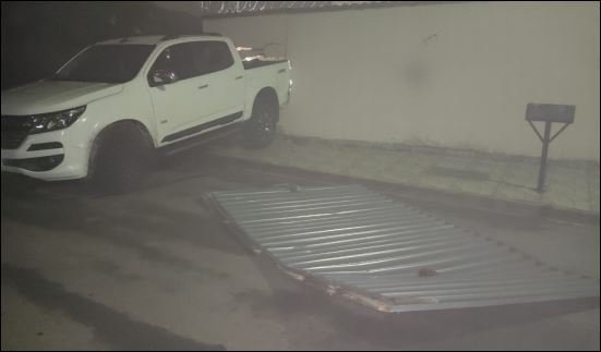 Caminhonete desce rampa de garagem sem motorista e atinge residência em Patos de Minas