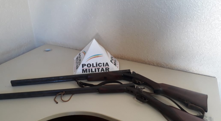 Polícia Militar de Carmo do Paranaíba apreende espingardas após desentendimento em família