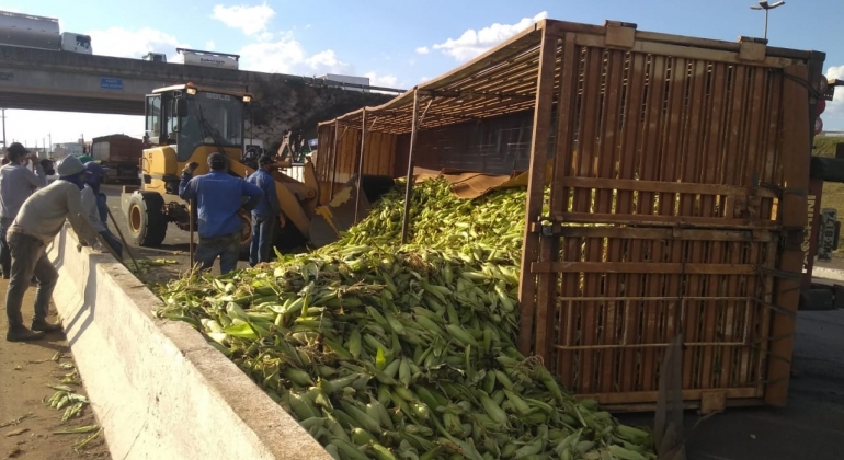 Carreta carregada com milho verde tomba no Trevo da Pipoca em Patos de Minas 