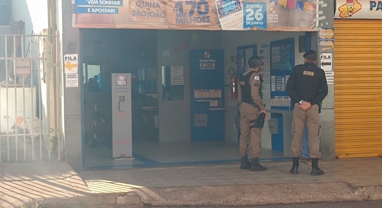 Bandidos tentam arrombar porta de casa lotérica em Patos de Minas