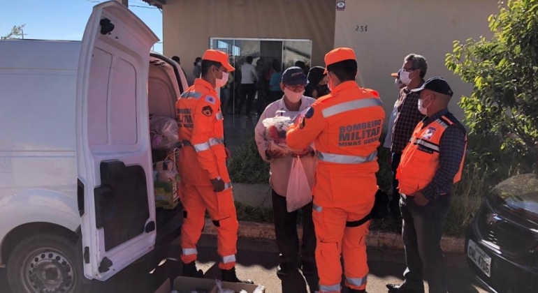 Corpo de Bombeiros e Defesa Civil entregam cestas básicas e agasalhos arrecadados em campanha a famílias de Patos de Minas