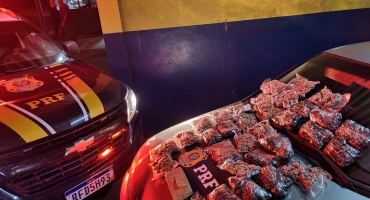 PRF de Patos de Minas apreende 9 quilos de drogas dentro do carro na BR-365