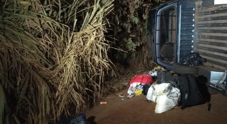 Veículo sofre acidente na estrada de acesso ao aterro sanitário de Patos de Minas