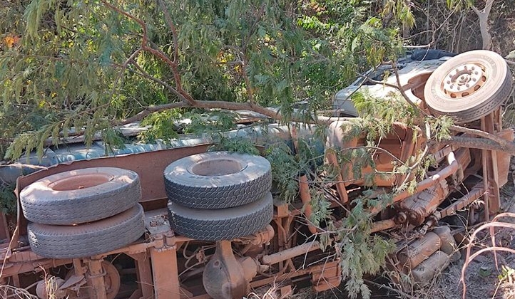 Caminhão carregado com calcário sofre acidente na MG-188 município de Coromandel