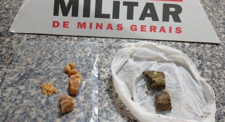 Polícia Militar de Lagoa Formosa aborda motoqueiro no Bairro Babilônia e apreende maconha e crack 