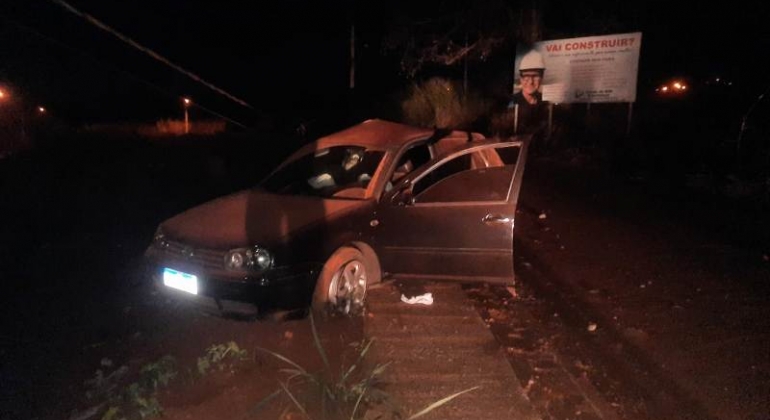 Motorista embriagado perde controle e bate carro em poste de iluminação pública em Patos de Minas