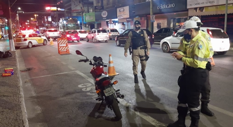 Polícia Militar e SETTRAM flagram, em operação conjunta 23 inabilitados na noite desta sexta-feira (25)