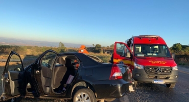 Acidente entre carro e carreta na BR-354 em Patos de Minas deixa três pessoas feridas