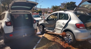 Veículo avança parada obrigatória e causa acidente em Patos de Minas